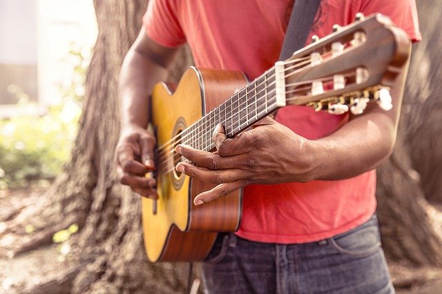 muž s kytarou