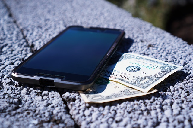 mobil a dvě bankovky