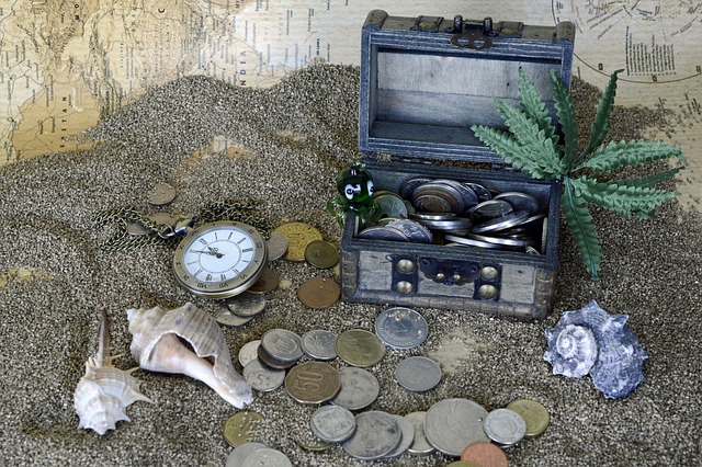 mapa, písek, peníze, hodinky mušle, truhlička s pokladem, penězi