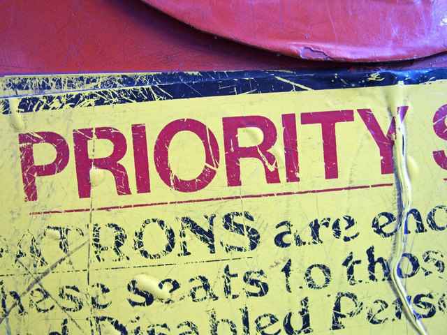 anglické slovo „Priority“ znázorňující text jako nejvyšší prioritu webu