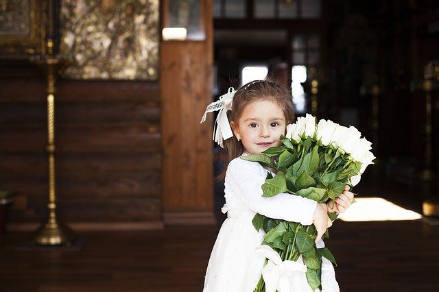 holčička s bílou kyticí
